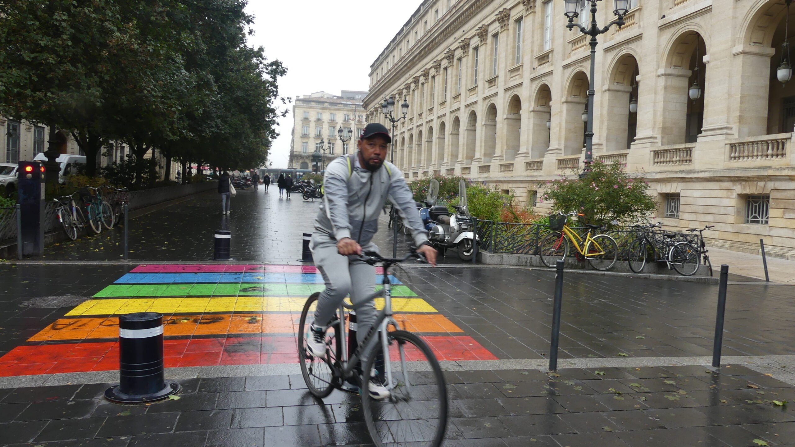 Burdeos, multicultural reino de las bicicletas por las calles de su casco histórico. (Foto: La Crónic@)