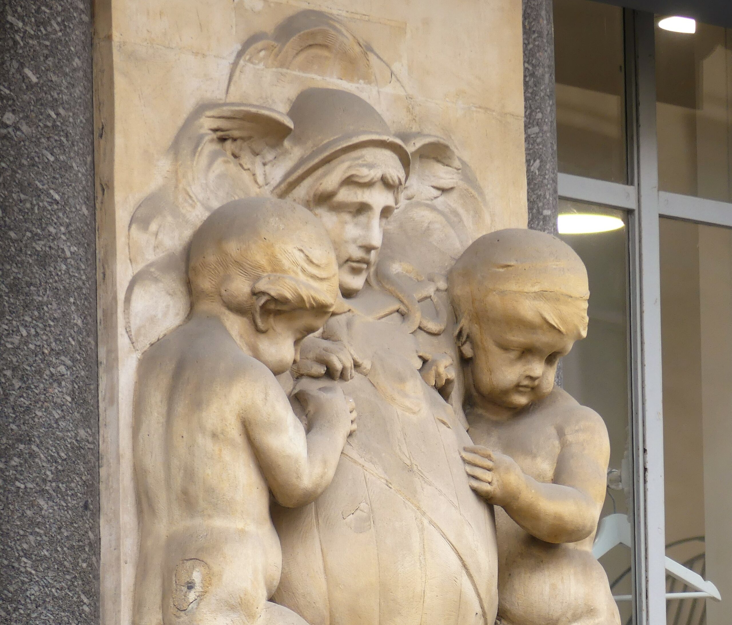 Comercio con querubines, una alianza que llega a pasar inadvertida en uno de los rotundos edificios bordeleses. (Foto: La Crónic@)