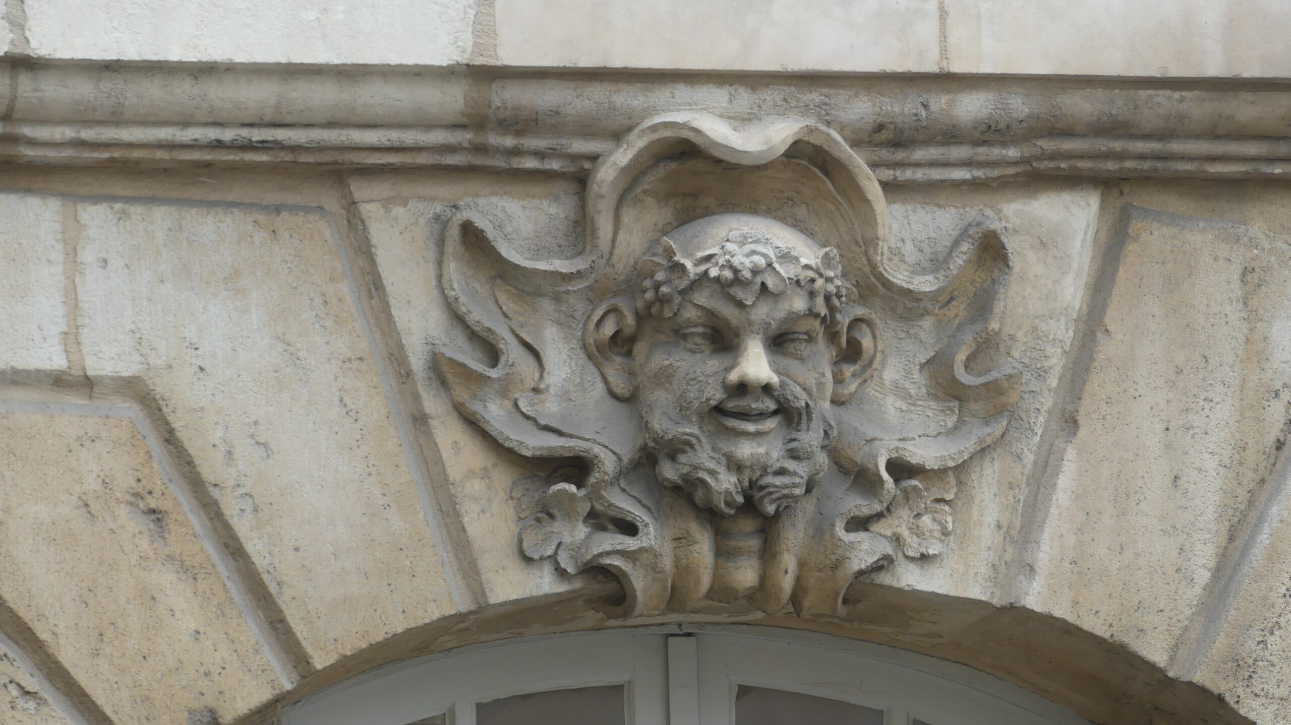 El dios Baco no podía faltar en la inmensa galería de retratos de las fachadas de Burdeos. (Foto: La Crónic@)