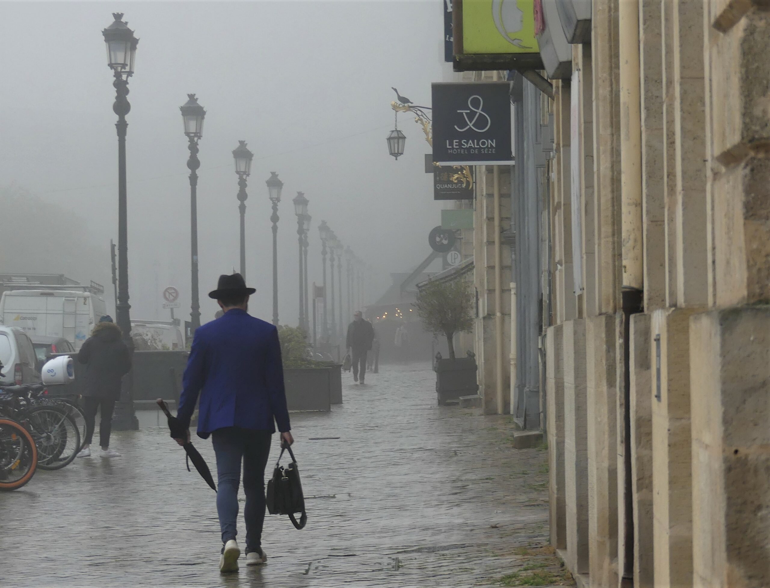 Cuando amanece, la niebla puede acompañar al paseante y crear mágicos efectos en Burdeos. (Foto: La Crónic@)