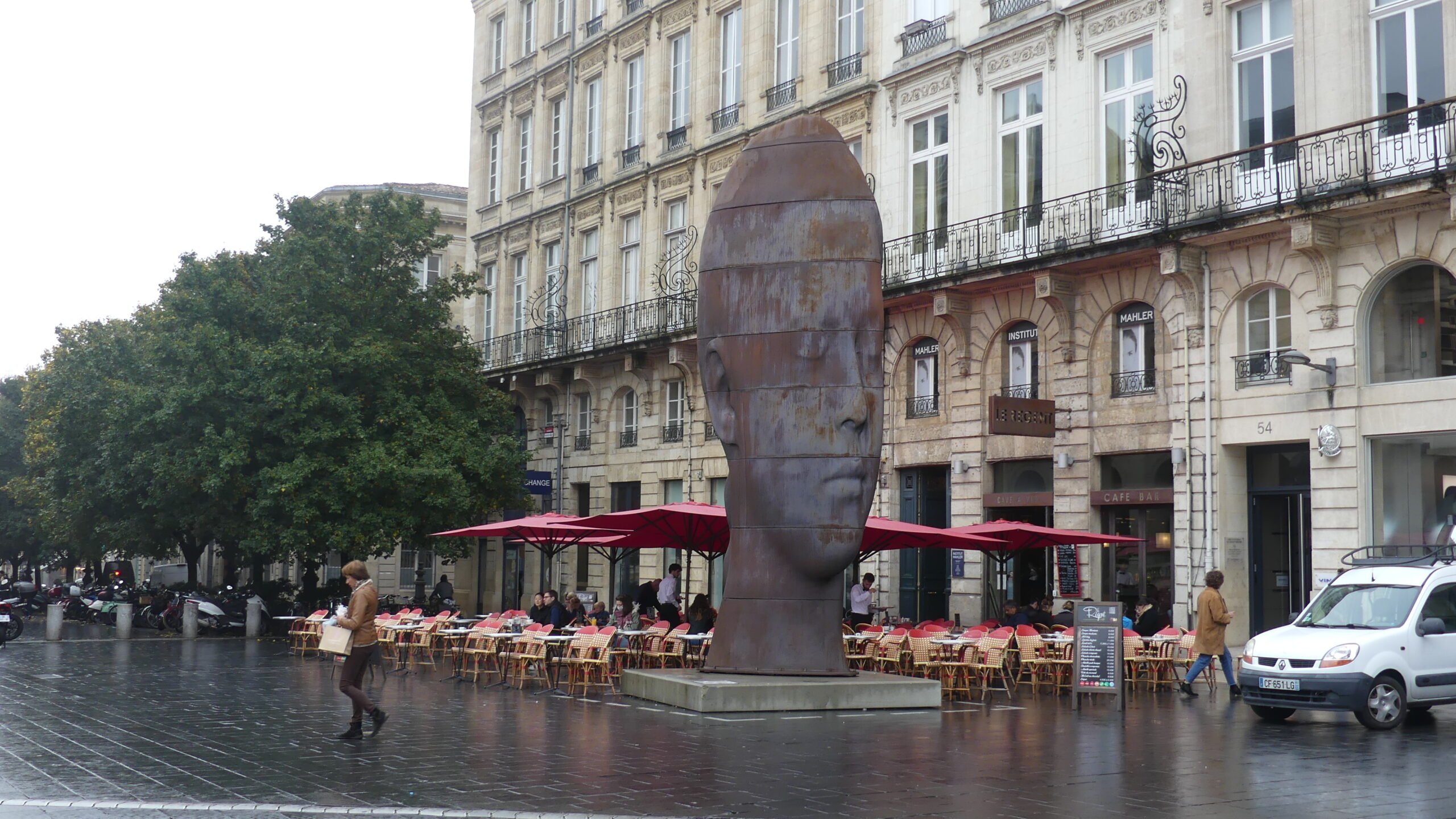 Escultura de Jaume Plensa en el centro de Burdeos, en octubre de 2021. (Foto: La Crónic@)