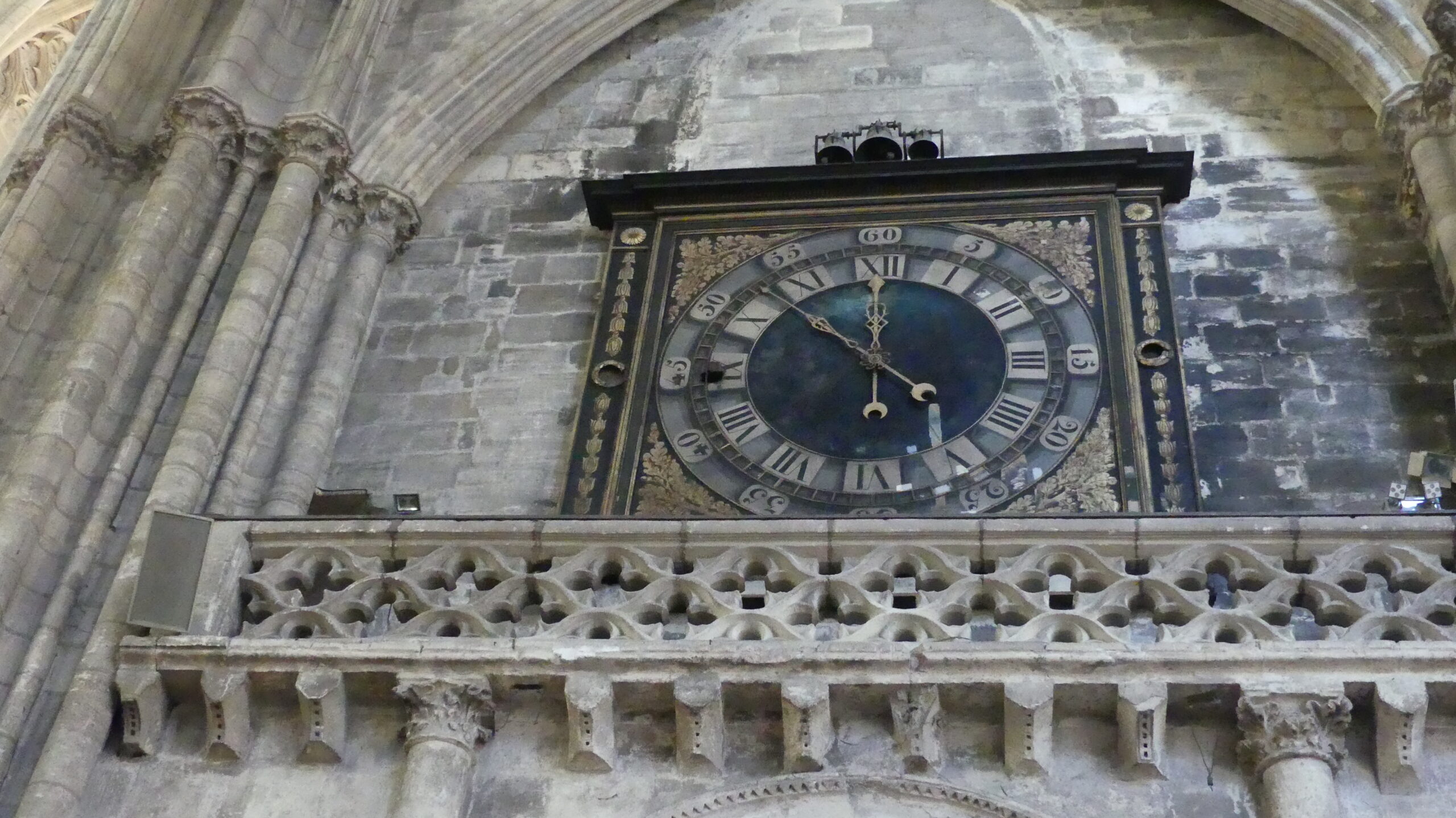 Un reloj marca desde hace siglos, con inmutabnle puntualidad, las horas y los minutos en la nave central de la catedral de Burdeos. (Foto: La Crónic@)