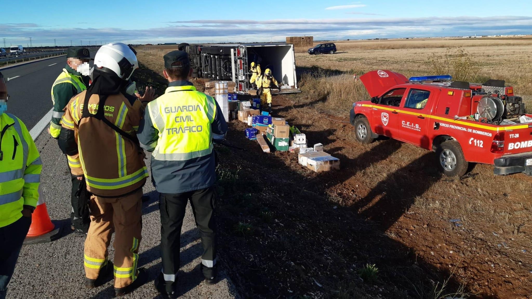 El camión terminó volcado, fuera de la autovía. (Foto: Guardia Civil)