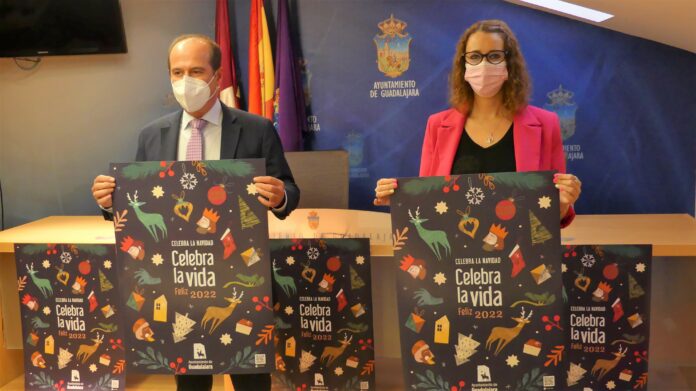 Alberto rojo y Sara Simón con el cartel anunciador de la Navidad 2021 en Guadalajara. (Foto: La Crónic@)