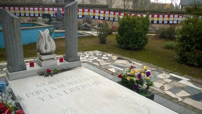 cementerio-fusilados No es la primera vez que se intenta recuperar la memoria de los fusilados en el cementerio de Guadalajara, pero sí que desde el Ayuntamiento de Guadalajara se realiza de este modo. (Foto: Archivo de La Crónic@)