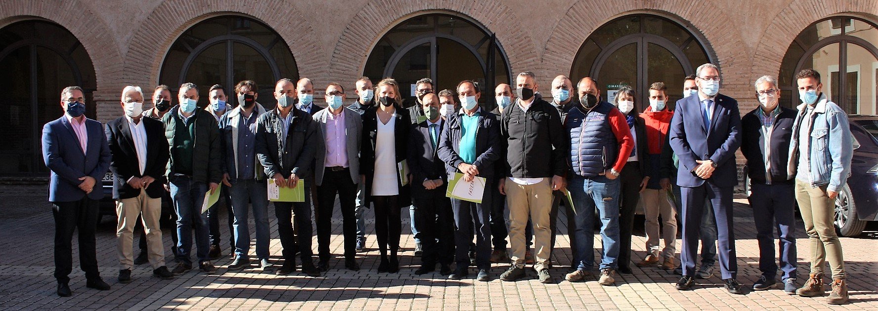 Todos los participantes en el acto de la firma de los contratos de ayudas de FADETA.