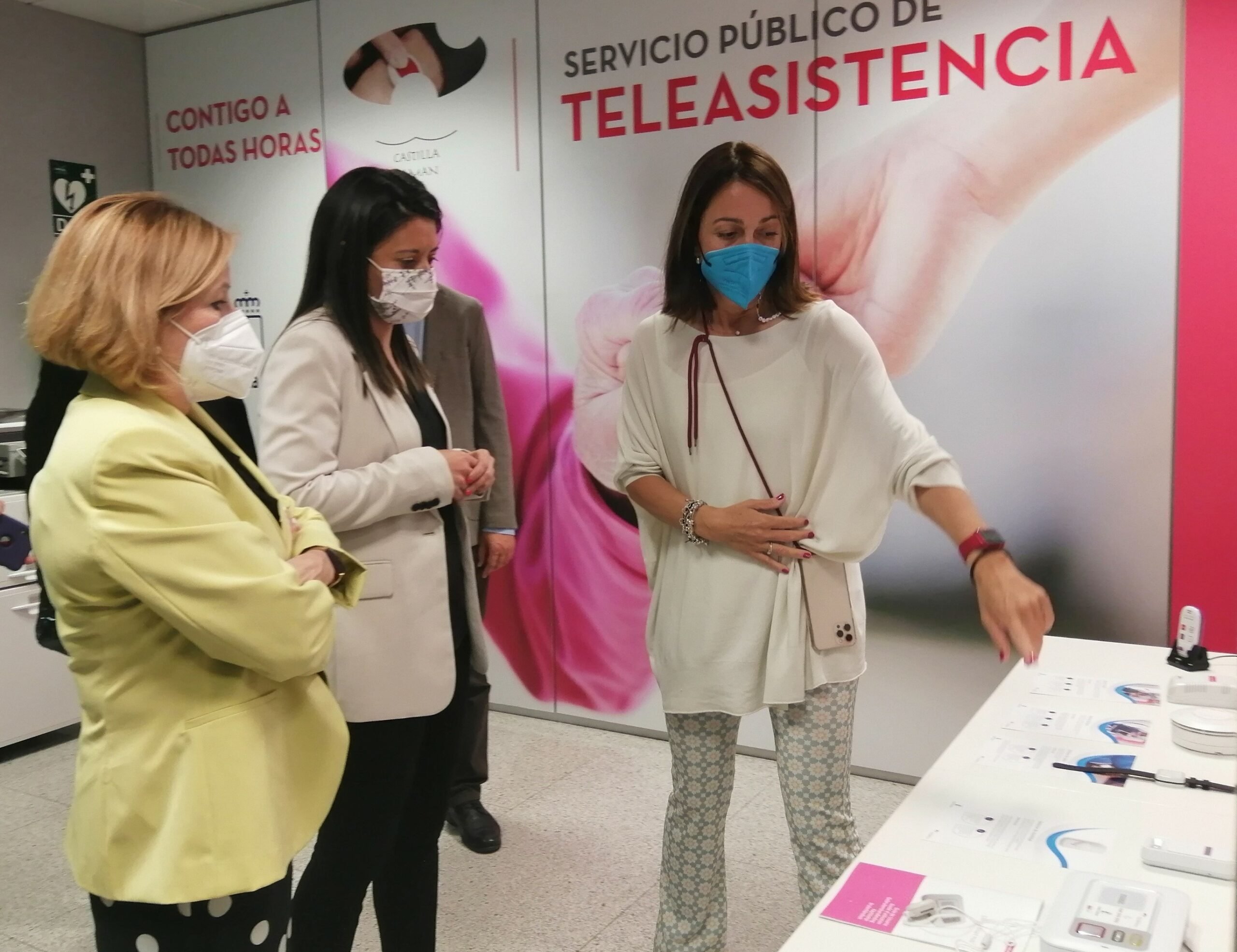 El centro regional de Teleasistencia está en Guadalajara; en la imagen, durante una visita de Bárbara García Torijano.