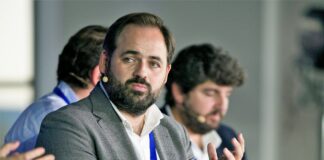 A la búlgara y con himno nacional: Núñez renueva con el 99% de los votos Paco Núñez, en el congreso regional del PP; detrás de él, el presidente de Murcia. (Foto: EP)