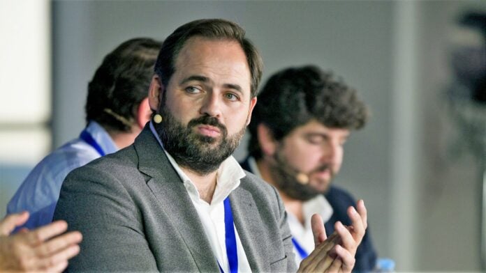 Paco Núñez, en el congreso regional del PP; detrás de él, el presidente de Murcia. (Foto: EP)