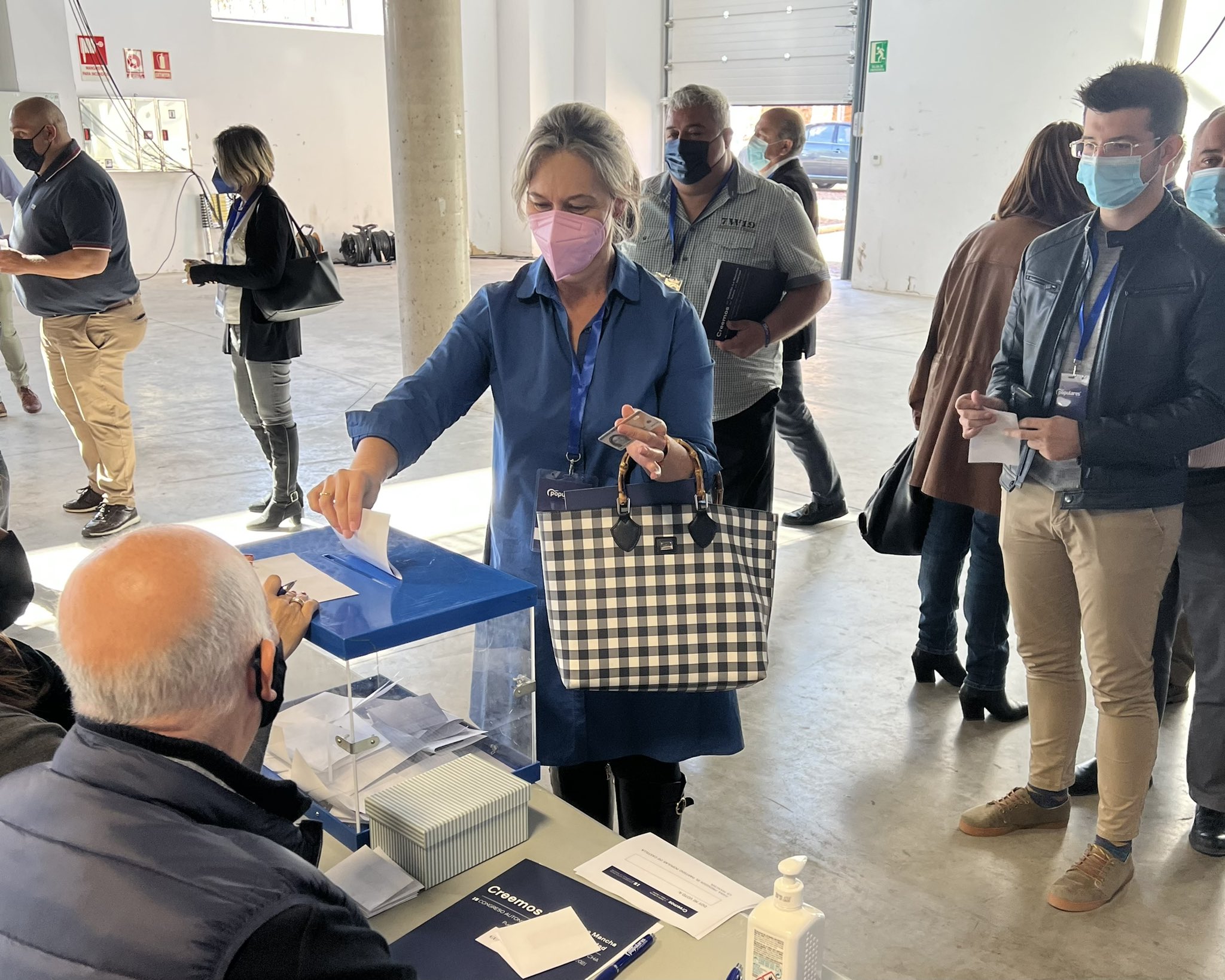 Guarinos, votando.