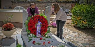 Sara Simón y Pablo Bellido, durante el acto en el cementerio de Guadalajara el 1 de noviembre de 2021.
