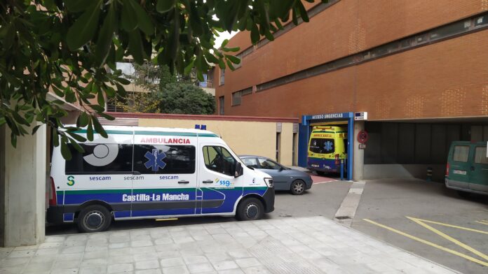Ambulancias en las Urgencias del Hospital de Guadalajara en noviembre de 2021. (Foto: La Crónic@)