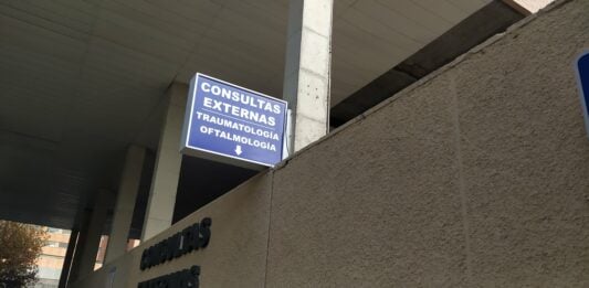 Núñez recupera las críticas a las listas de espera Acceso, cerrado, a algunas de las consultas externas del Hospital de Guadalajara en noviembre de 2021. (Foto: La Crónic@)
