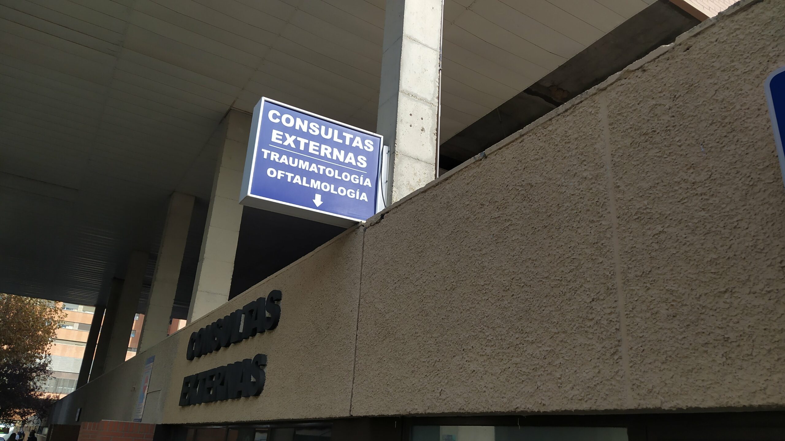 Acceso, cerrado, a algunas de las consultas externas del Hospital de Guadalajara en noviembre de 2021. (Foto: La Crónic@)