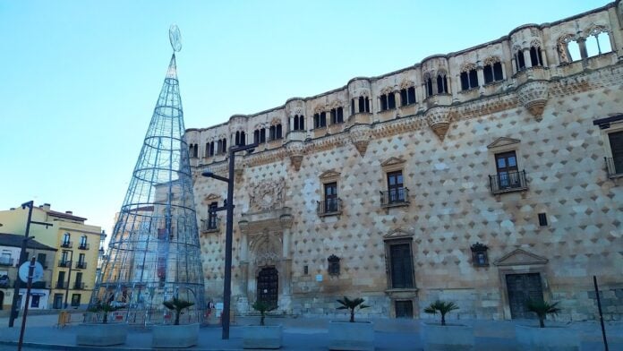 Estructura para la iluminación navideña. ya instalada ante el Palacio del Infantado. (Foto: La Crónic@)
