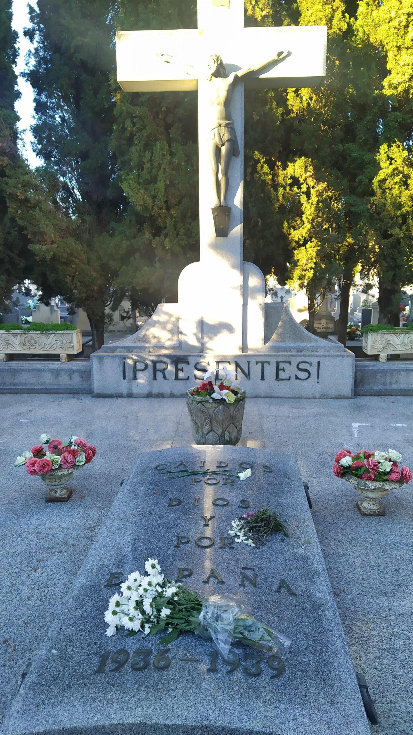 Sepultura dedicada a los caídos, en el cementerio de Guadalajara, en su entrada principal. (Foto: La Crónic@)