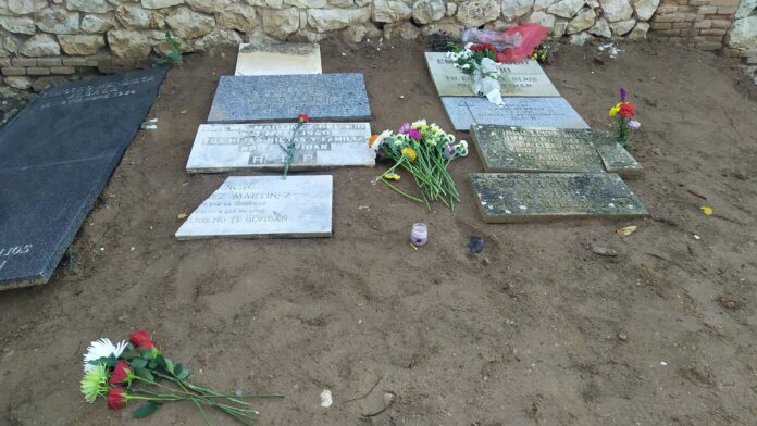 Lápidas sobre la última fosa común que ha sido exhumada en fecha reciente en el cementerio de Guadalajara. (Foto: La Crónic@)