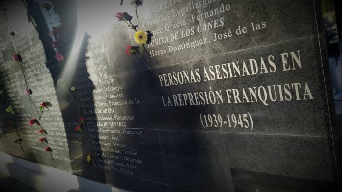 Memorial a las víctimas del franquismo en el cementerio de Guadalajara. (Foto: La Crónic@)