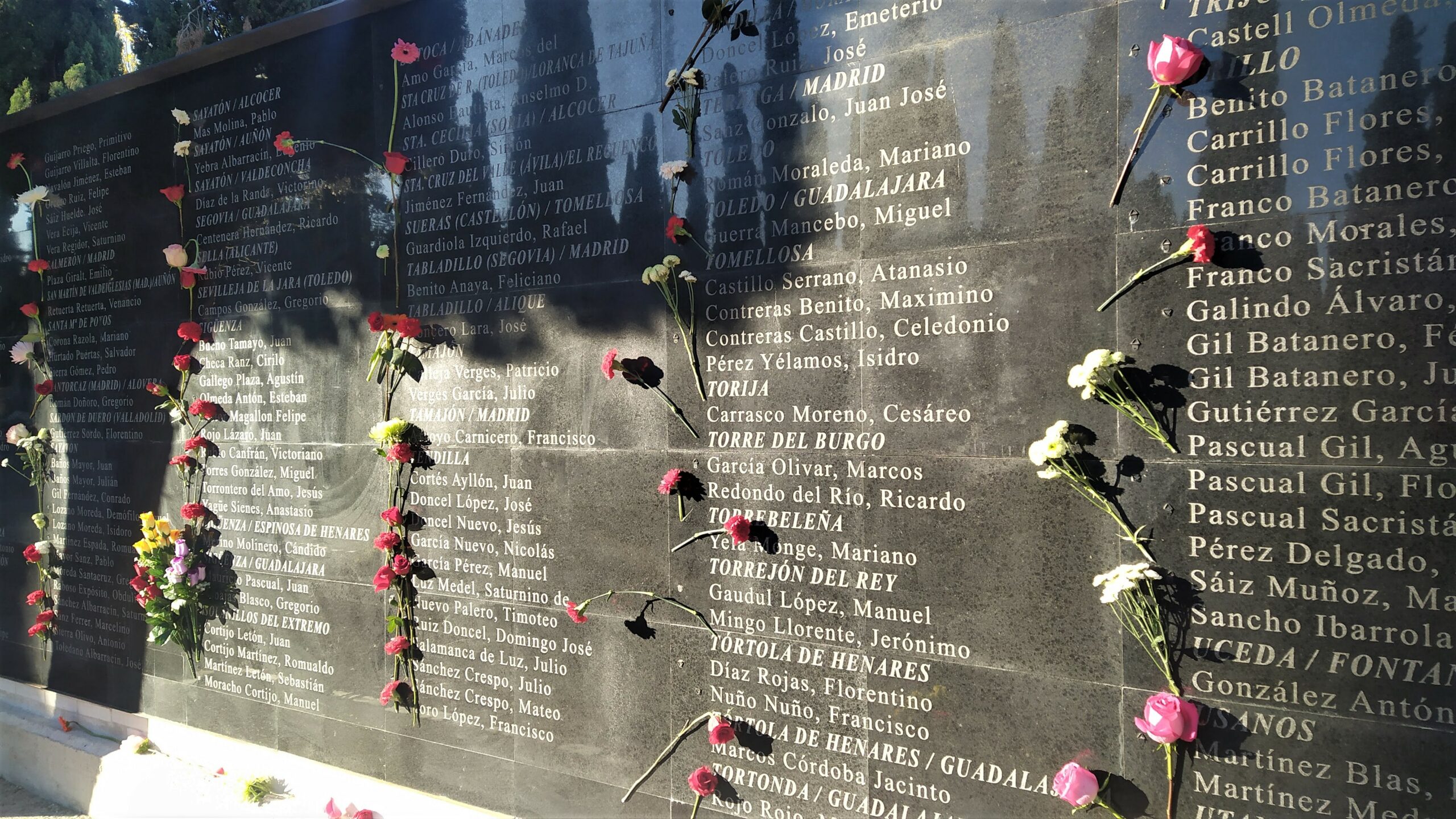 Memorial a las víctimas del franquismo en el cementerio de Guadalajara. (Foto: La Crónic@)