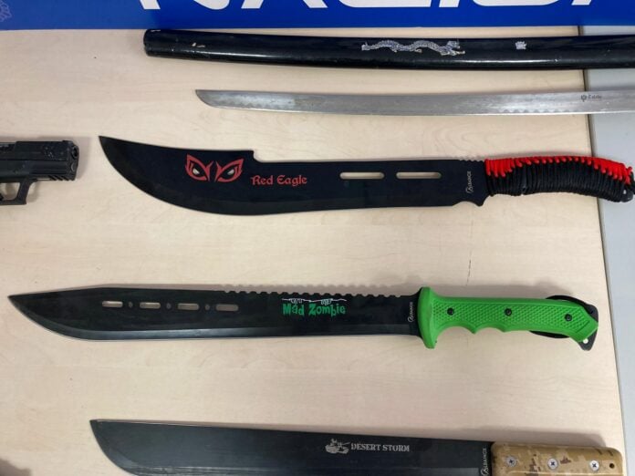 machetes El uso de machetes, como estos en una imagen de archivo, termina siendo una seña de identidad de este tipo de bandas juveniles.