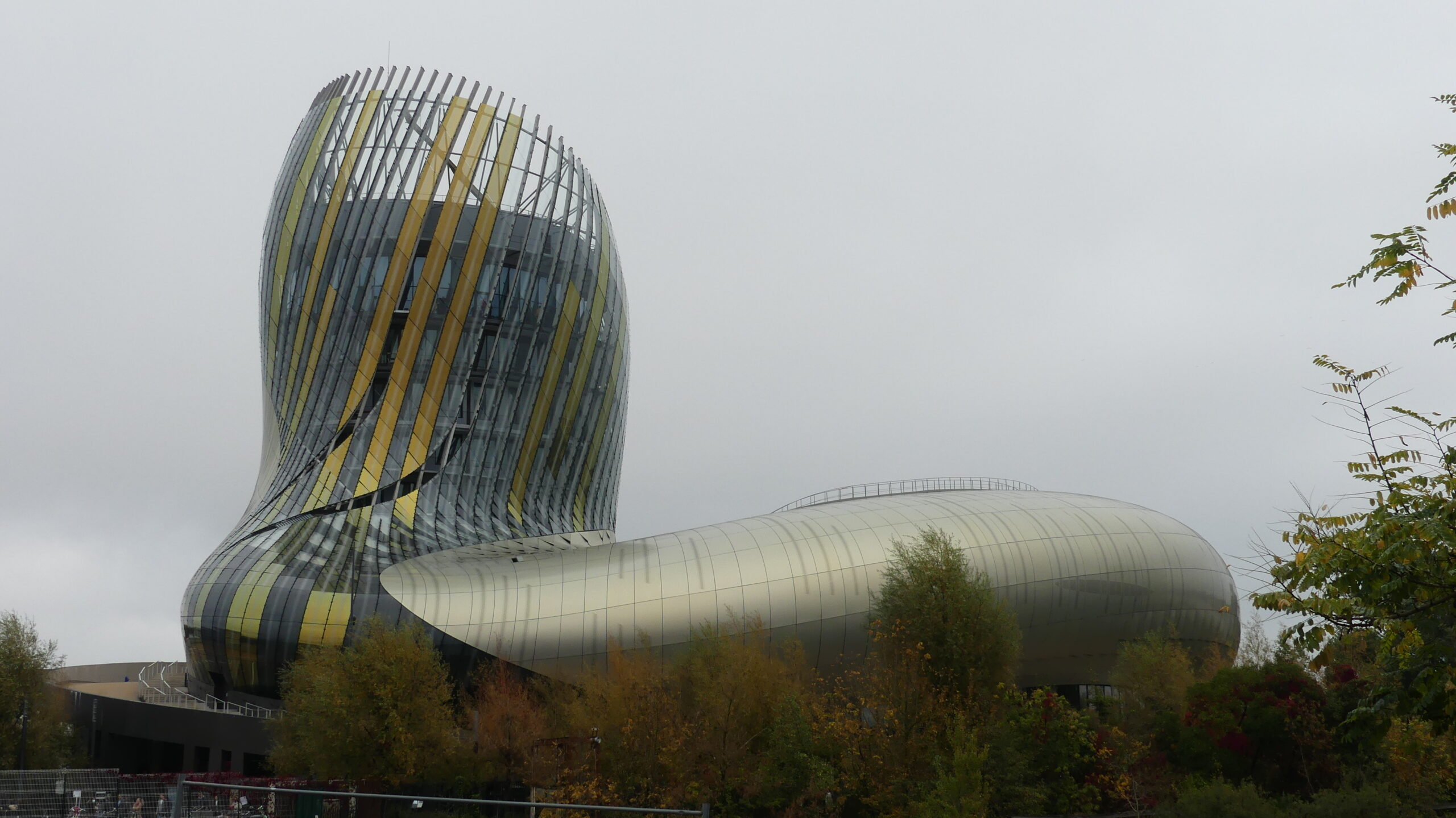 Vista general del espectacular edificio de la "Cité du Vin". (Foto: María Alonso / La Crónic@)