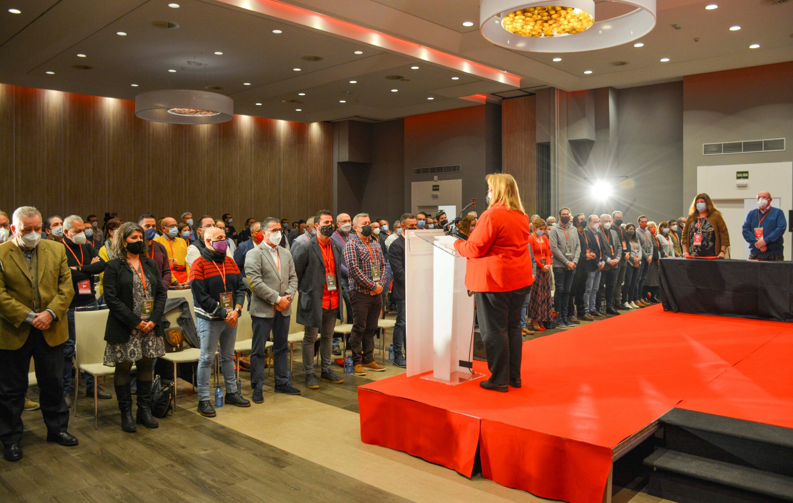 Los invitados, en la primera fila, durante el minuto de silencio que se guardó en el congreso del PSOE.