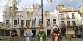 La Plaza Mayor de Guadalajara sí está llena de árboles navideños y con la presencia de los Reyes Magos. (Foto: La Crónic@)