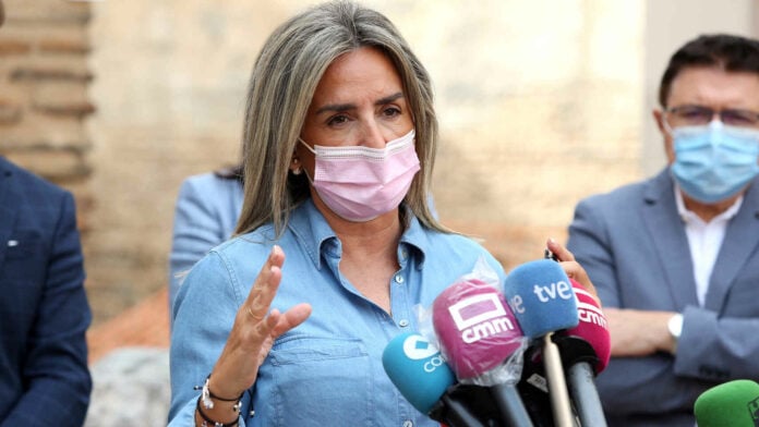 Mercedes Tolón, alcaldesa de Toledo, con mascarilla en una comparecencia durante la pandemia.