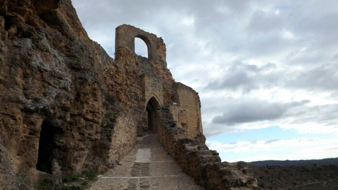 Acceso al castillo de Zorita. (Foto: La Crónic@)