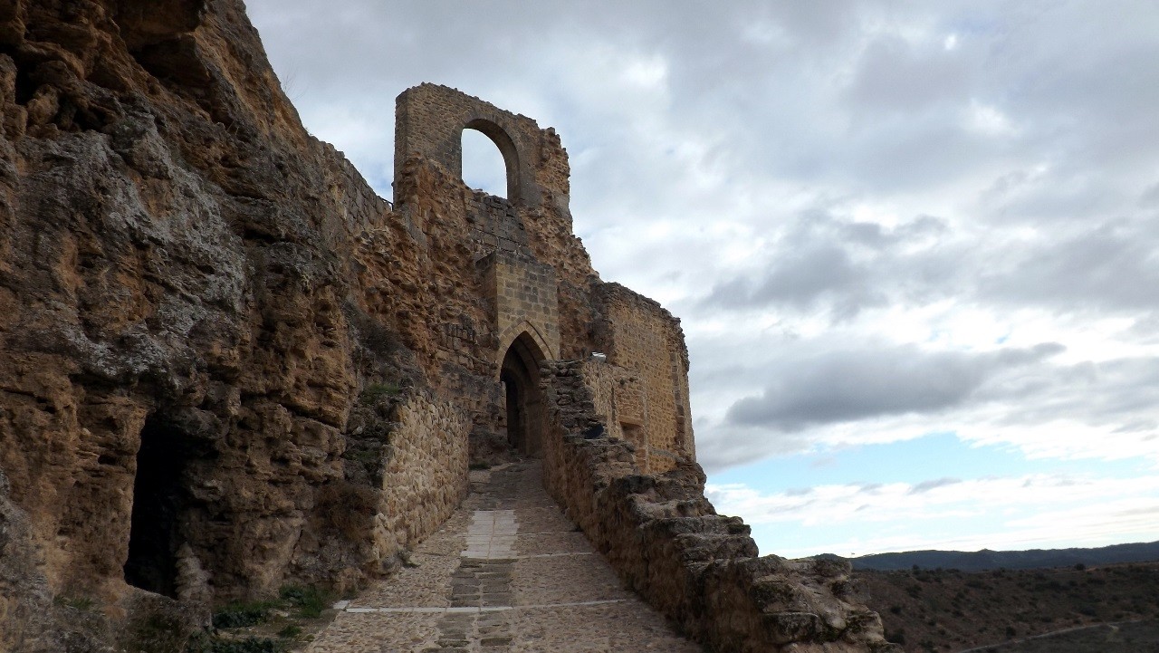 Acceso al castillo de Zorita. (Foto: La Crónic@) Acceso al castillo de Zorita. (Foto: La Crónic@)