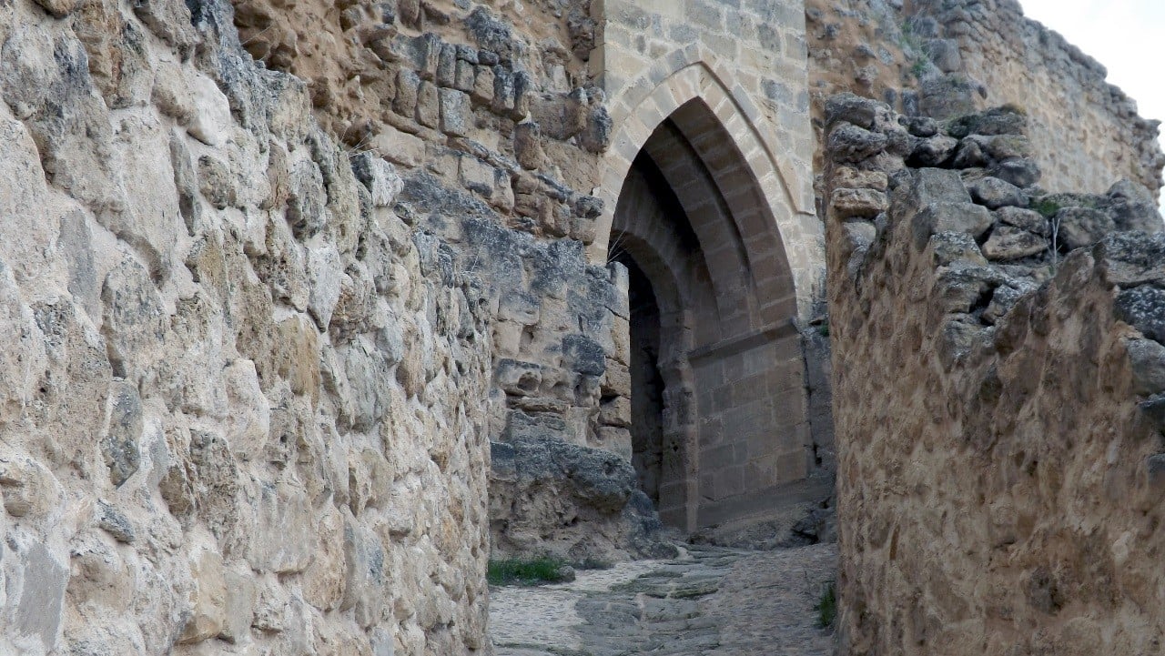 Puerta de entrada al castillo de Zorita. (Foto: La Crónic@)