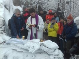 Belén y misa en la cumbre nevada del Ocejón.