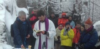 Belén y misa en la cumbre nevada del Ocejón.