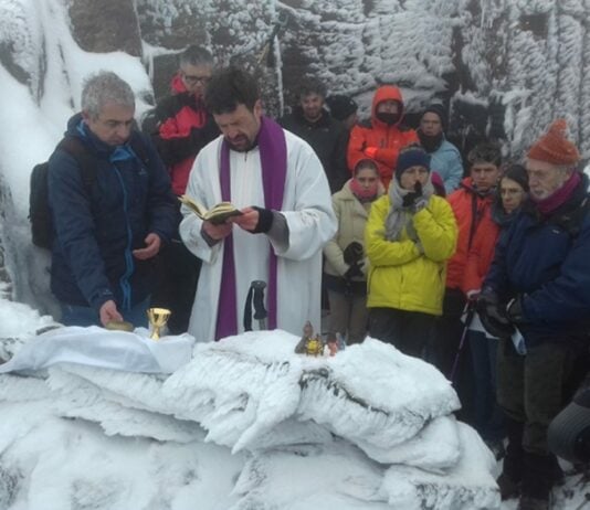 Belén y misa en la cumbre nevada del Ocejón.