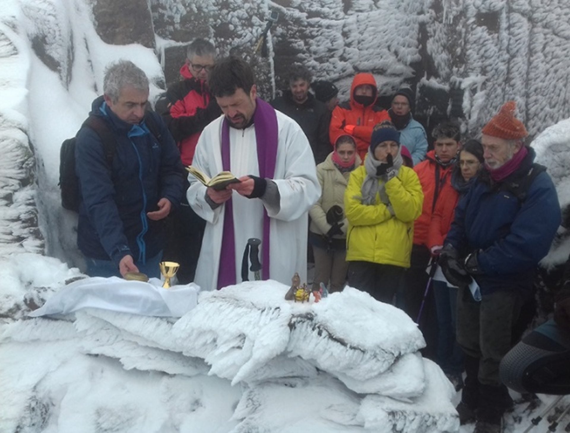 Belén y misa en la cumbre nevada del Ocejón.