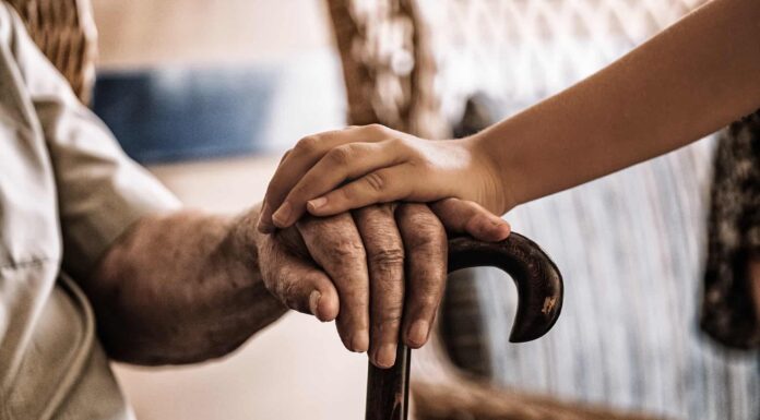 Controlar la tensión y no fumar puede sumar 13 años sin demencia Anciano en una residencia.