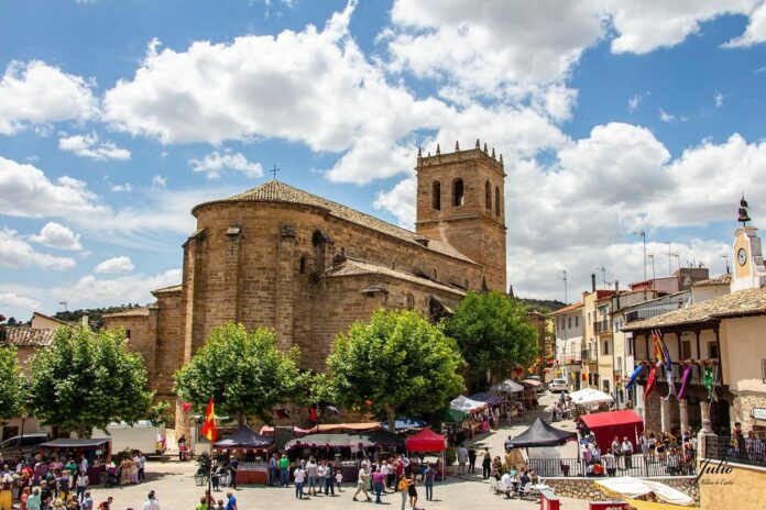 Auñón, bajo el objetivo de Julio Millán de Castro, en día de mercado.