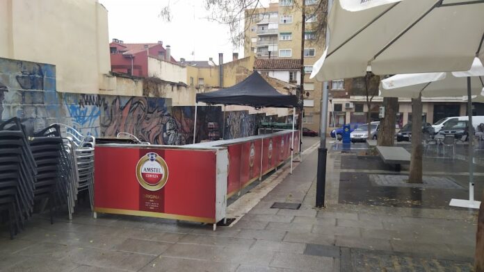 Barra en la plaza de Prim, uno de los puntos neurálgicos de los vermús navideños de Guadalajara. (Foto: La Crónic@)