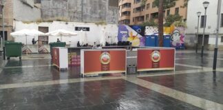 Barra en la plaza de San Esteban, ya instalada antes del mediodía del 24 de diciembre de 2021, bajo la ligera lluvia de toda esa mañana. (Foto: La Crónic@)