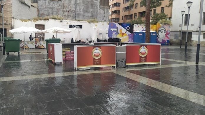 Barra en la plaza de San Esteban, ya instalada antes del mediodía del 24 de diciembre de 2021, bajo la ligera lluvia de toda esa mañana. (Foto: La Crónic@)