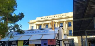 Exposición sobre el cine de 1900 en la Plaza del Jardinillo, con la Caixa. (Foto: La Crónic@)