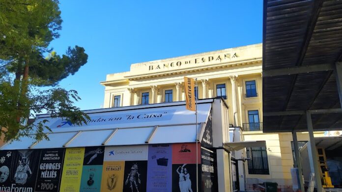 Exposición sobre el cine de 1900 en la Plaza del Jardinillo, con la Caixa. (Foto: La Crónic@)