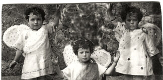 Tres niñas haciendo de ángeles, en una Navidad de los años 30 del siglo XX en Campillo de Dueñas.