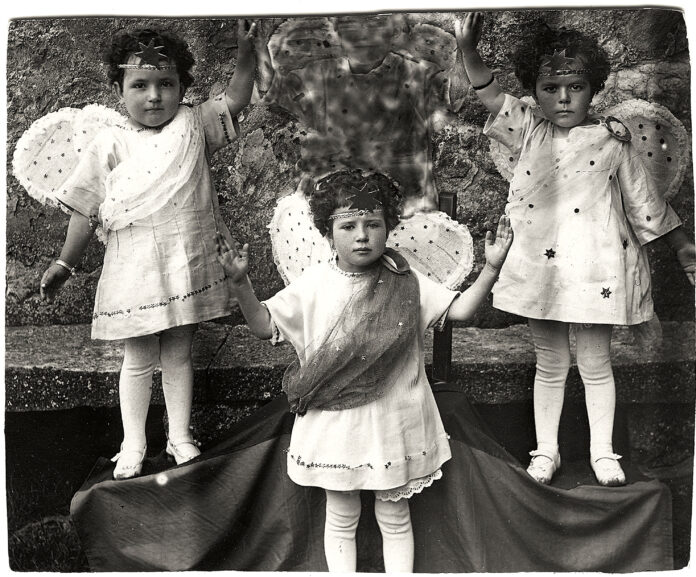 Tres niñas haciendo de ángeles, en una Navidad de los años 30 del siglo XX en Campillo de Dueñas.
