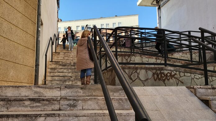 Escaleras de la calle Nardo, en Azuqueca.
