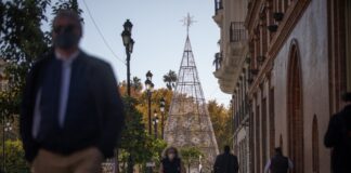 Una calle de Sevilla en la Navidad de 2021. (Foto: EP)