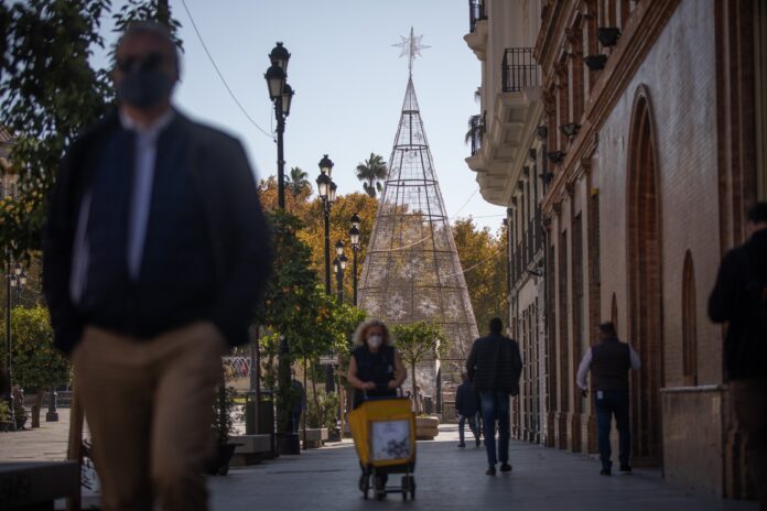 Una calle de Sevilla en la Navidad de 2021. (Foto: EP)