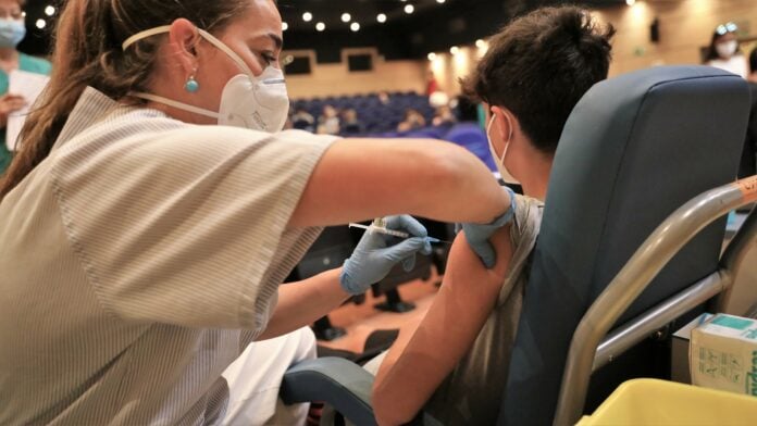 Vacunación de un menor en la Comunidad de Madrid.