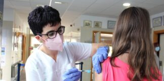 Vacunando contra el COVID a una adolescente en Castilla-La Mancha.