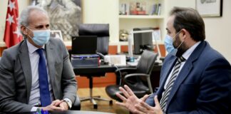 Test gratuitos: Núñez se asesora en Madrid y pide a Page que le haga caso Núñez, con el consejero madrileño de Sanidad en diciembre de 2021.